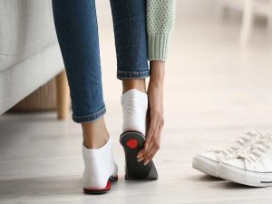بهترین کفش طبی برای کف پای صاف؛ راحتی و سلامت پاها