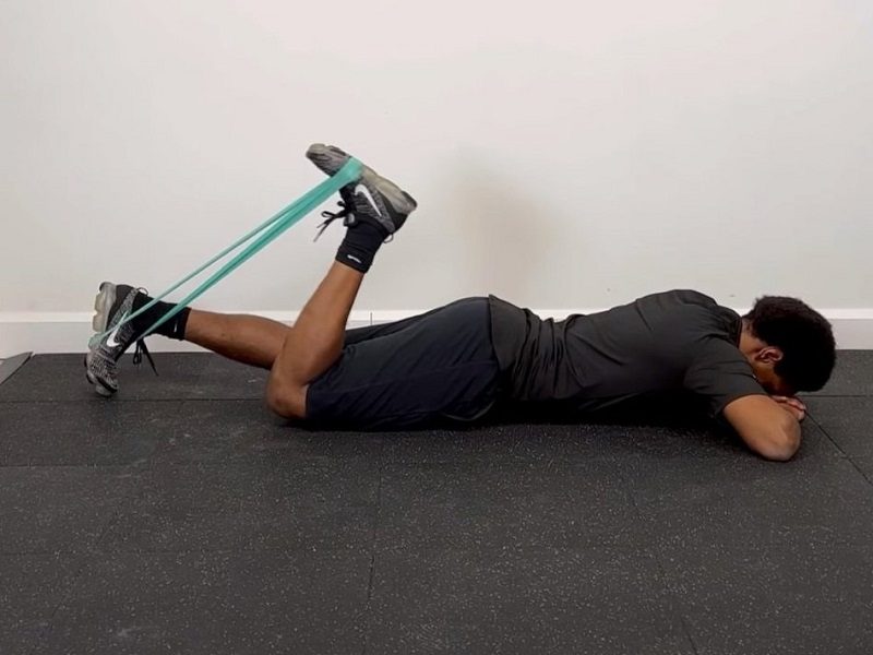 همسترینگ کرل با باند مقاومتی (Hamstring Curl with Resistance Band